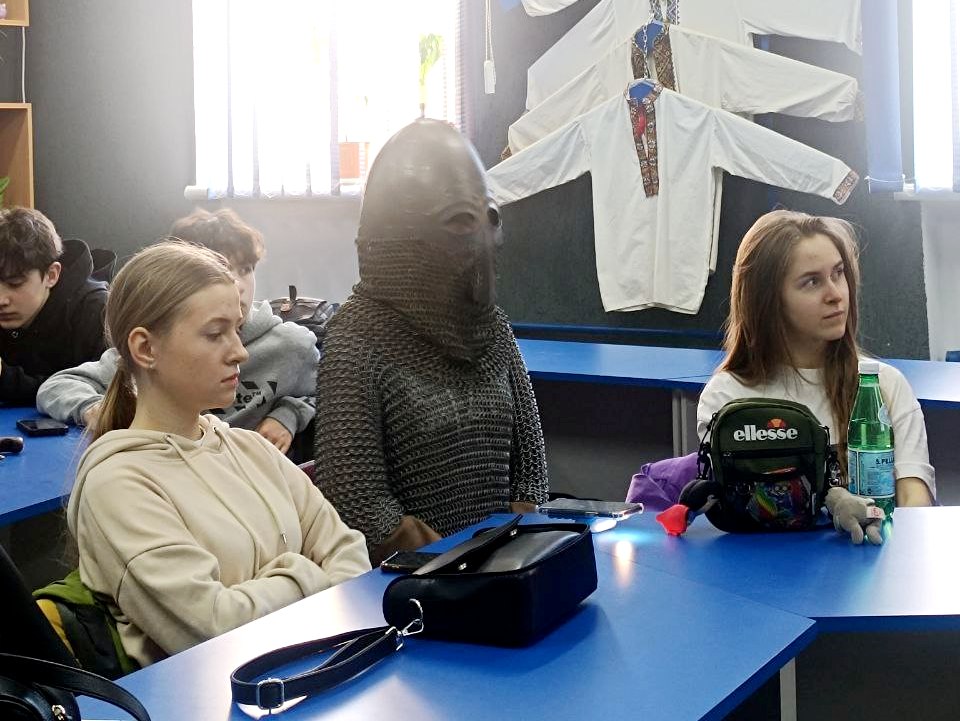 Дівчина вжилась в роль середньовічного лицаря (з обладунками прощатись не збиралась)